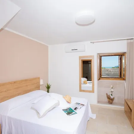 מלון Punta San Francesco 3*